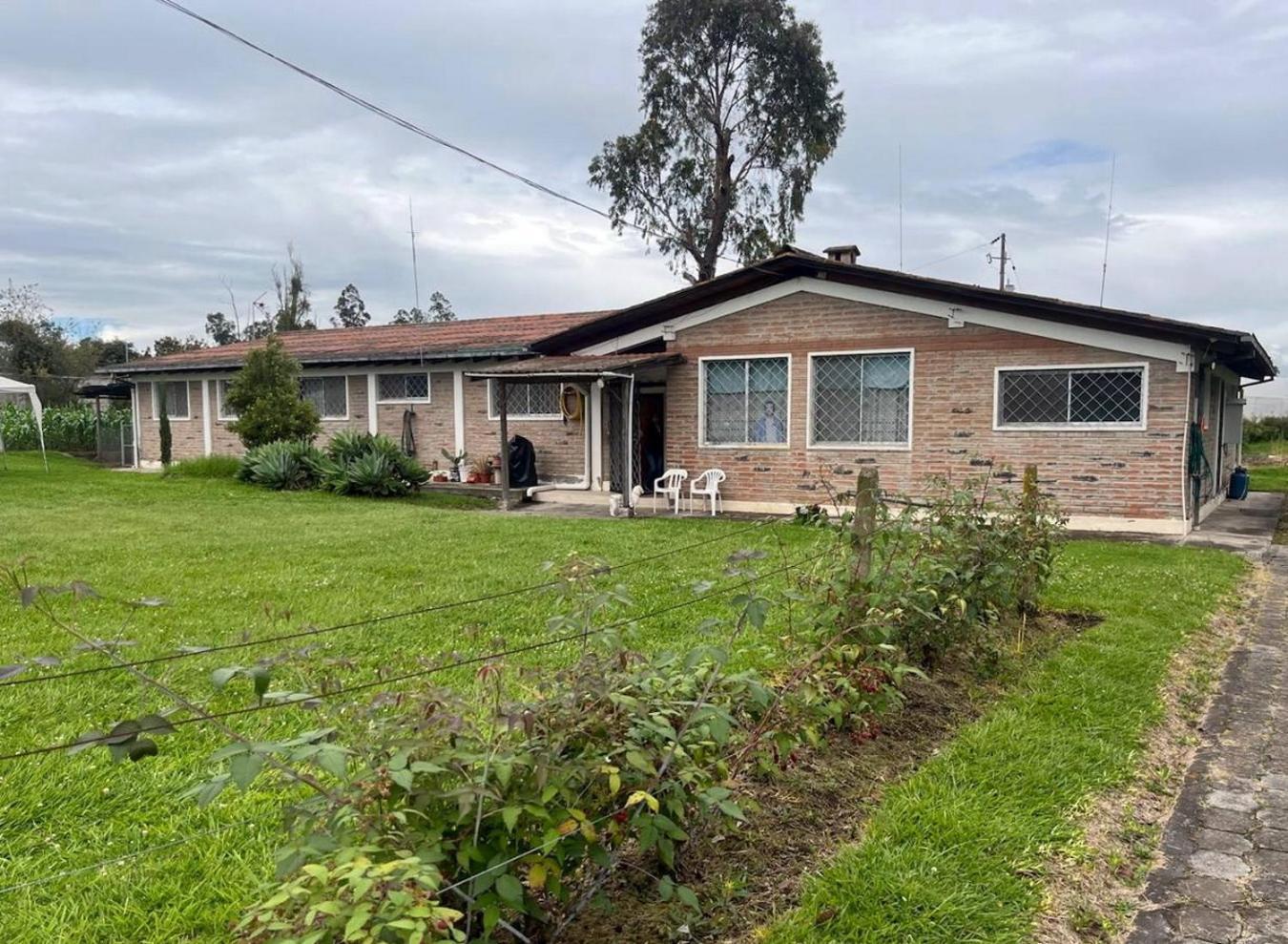 Quito Eco Lodge Airport - B&B Tababela Extérieur photo
